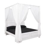 Cama con cortinas
